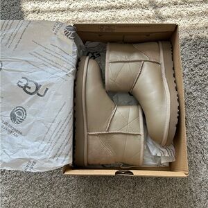 UGG Dune Shoe Box